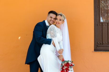Retrato romántico de Yaiza y Ángel al atardecer en los jardines de la Hacienda Al
Baraka
