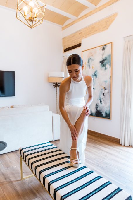 Carla, poniéndose elegantemente el zapato, para ir a su ceremonia de Boda en Sevilla