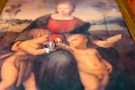 Detalle artistico de anillos sobre lienzo de pintura al oleo, detalles que marcan diferencia en esta boda civil en sevilla