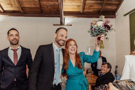 Entrega del ramo a una amiga en Hacienda Villanueva del Pitamo, Boda en Sevilla