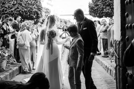 Emotiva entrada de la novia a la iglesia, boda en la algaba, sevilla