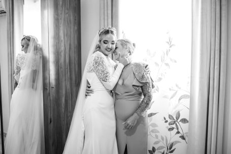 fotografia emotiva de yaiza con su madre antes de ir a la iglesia, en la Algaba, sevilla