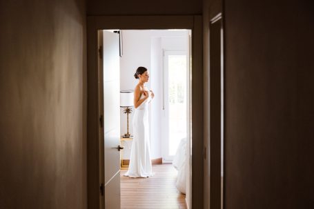 Carla se pone el vestido en la intimidad de su habitación, Boda en Sevilla