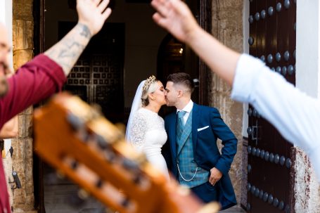 Cantes para celebrar el amor en la puerta de la iglesia del la Algaba, Sevilla