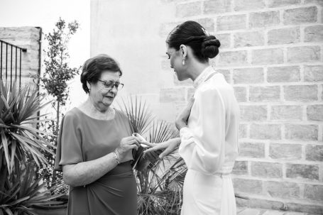 momento emotivo con la abuela de Carla, antes de salir para la boda en la hacienda torrequemada, en Bolullos de la Mitación