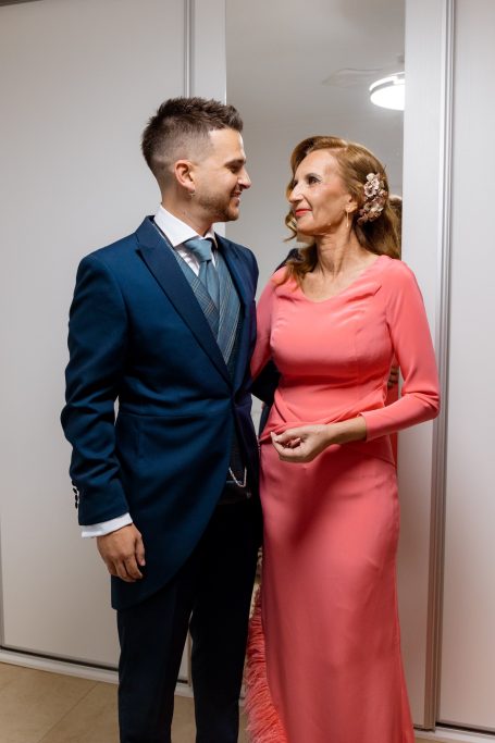 Mirada complice del novio con su madre, boda en la provincia de sevilla