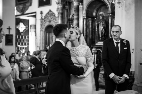 El beso despues del si quiero, en la iglesia de la Algaba, sevilla