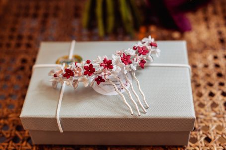 Tocado rojo y blanco, Boda en Hacienda en Villanueva del Pitamo, Sevilla