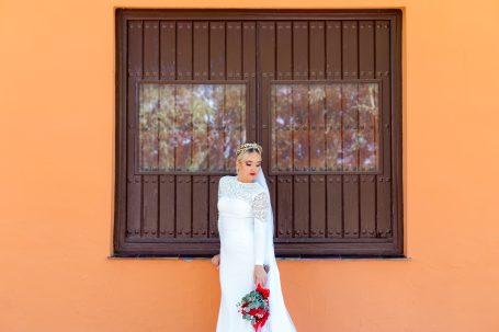 Detalle del vestido de novia de Yaiza con encaje y espalda descubierta, boda en
Sevilla