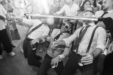Los amigos del novio dando todo en Hacienda Al baraka