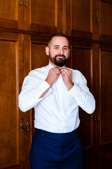 Manuel, ajustándose la corbata, antes de salir para la boda en la Hacienda Torrequemada, Bollullos de la Mitación, sevilla