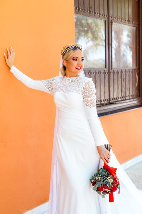 Detalle del vestido de novia de Yaiza con encaje, boda en
Sevilla_ Hacienda Albaraka