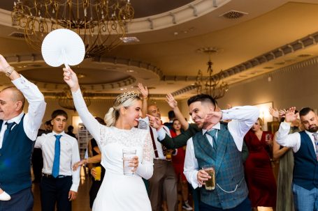 Gran fiesta en esta boda en Hacienda Albaraka, Dos hermanas