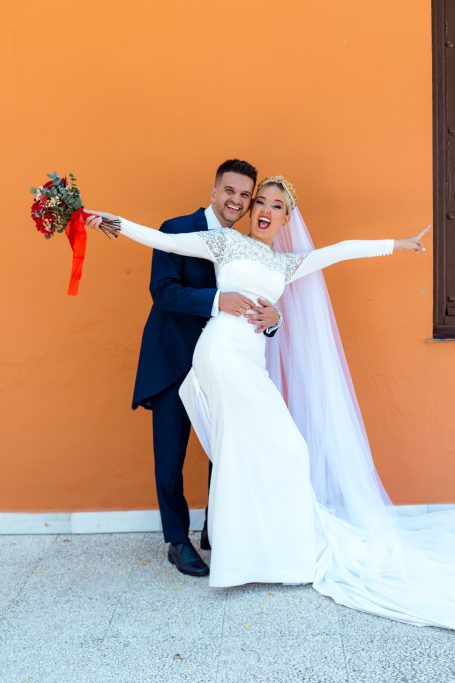 Retrato romántico de Yaiza y Ángel al atardecer en los jardines de la Hacienda Al
Baraka

