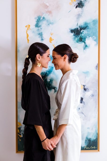 La novia y se Hermana antes de ir a la boda en Sevilla
