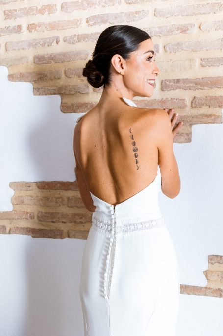 Novia super elegante con un precioso tatuaje en la espalda, Carla esta preparada para salir hacia la ceremonia en la hacienda Torrequemada.