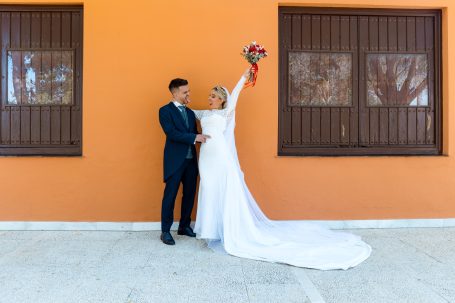 Celebrando su amor, levantando el ramo en Hacienda Albaraka_ Dos Hermanas, Sevilla