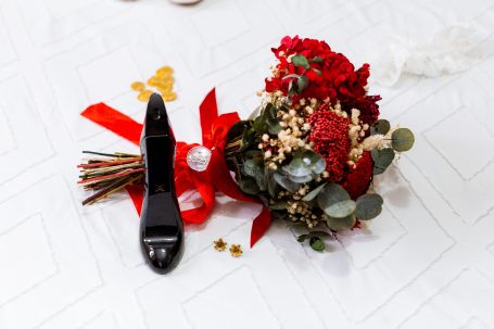Precioso ramo rojo de la boda de yaiza, en la Algaba, sevilla
