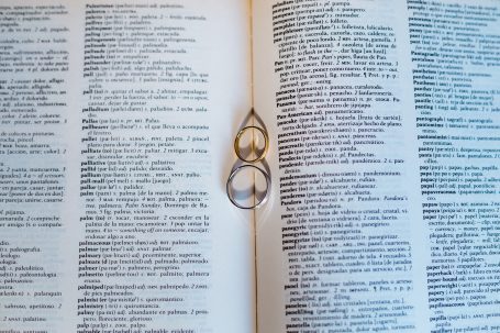 Detalle de los anillos sobre un libro, creando corazones. Boda civil en Bollullos de la Mitación, sevilla