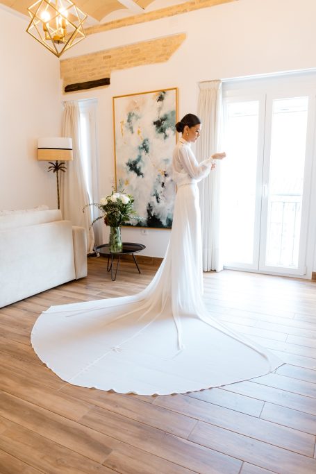 Vestido de la novia ante la ventana en castilleja de la Cuesta, sevilla