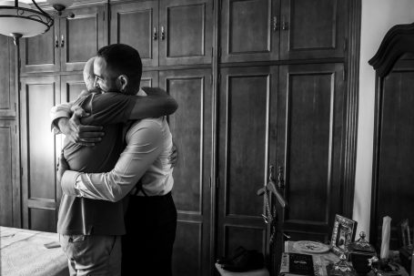 emotivo abrazo con su padre, el novio antes de salir para la ceremonia en Hacienda Torrquemada, Bollullos de la Mitación.