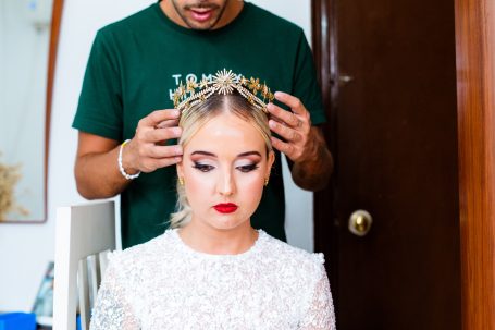La novia ya tiene su tiara, esta lista para ir a la iglesia de la aldaba