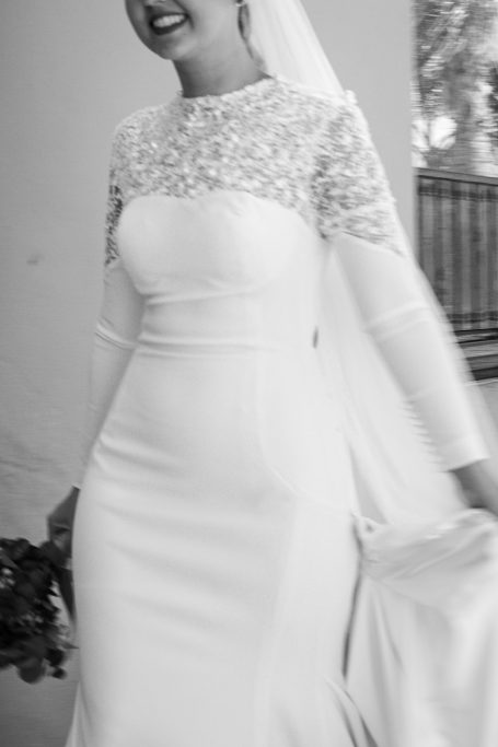 Detalle del vestido de novia de Yaiza con encaje y espalda descubierta, boda en
Sevilla. Hacienda Albaraka_Dos hermanas
