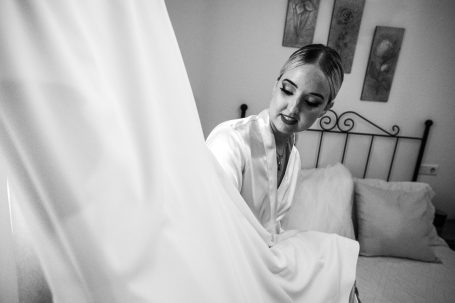 La novia mira su vestido antes de salir para la iglesia en la Algaba, sevilla