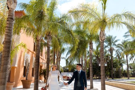 Retrato romántico de Yaiza y Ángel al atardecer en los jardines de la Hacienda Al
Baraka_dos hermanas_sevilla
