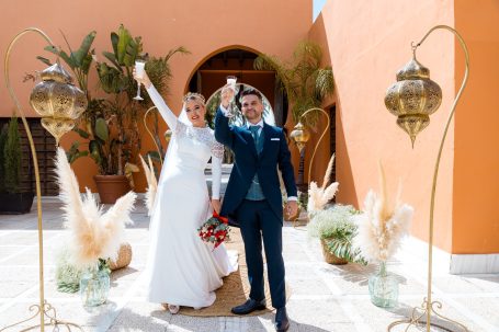 Yaiza y Angel brindando al entrar en la Hacienda Albaraka, Sevilla