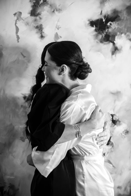 abrazo emotivo con la hermana de la novia, en su casa en castilleja de la cuesta, sevilla