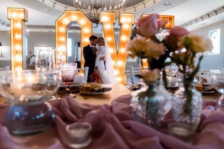 Primer beso como recién casados de Yaiza y Ángel bajo el arco floral de la Hacienda Albaraka en Dos Hermanas_Sevilla
