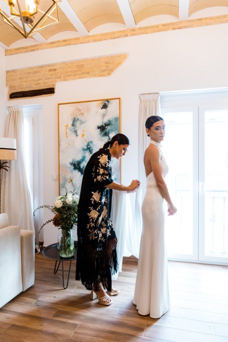 La hermana ayuda a Carla a abrochar su vestido, en castilleja de la Cuesta