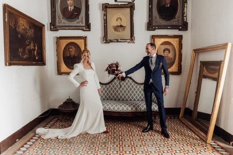 Novios divertidos y elegantes en hacienda Villanueva del Pitamo, Boda en Sevilla