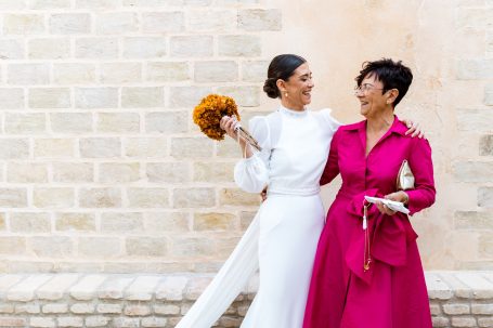 Carla sonriente con su Madre antes de salir para la boda Civil en Bollullos de la Mitación, sevilla