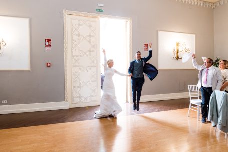 Gran entrada de Yaiza y Angel en el salon de la Hacienda Albaraka, dos hermanas