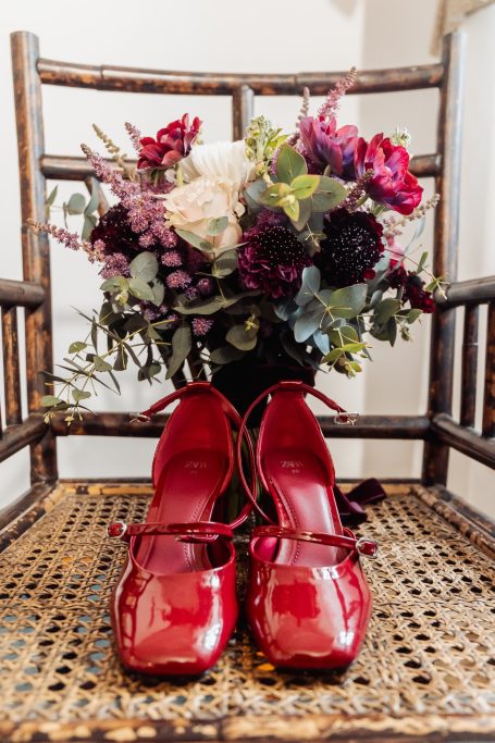 Ramo y zapatos rojos en Hacienda del Pitamo, Sevilla