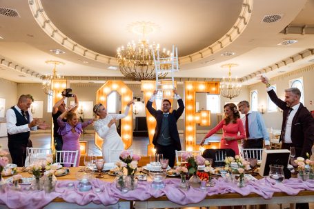 La llegada de los novios hasta la mesa nupcial, en Hacienda Albaraka, dos hermanas