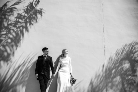Retrato romántico de Yaiza y Ángel al atardecer en los jardines de la Hacienda Al
Baraka
