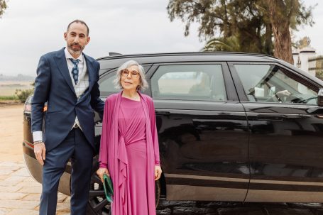 Juan llegando con su madrina a la boda en hacienda Villanueva del Pitamo, sevilla