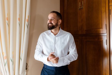 Manuel feliz antes de salir para su ceremonia civil en Hacienda Torrequemada, en Bollullos de la Mitación.