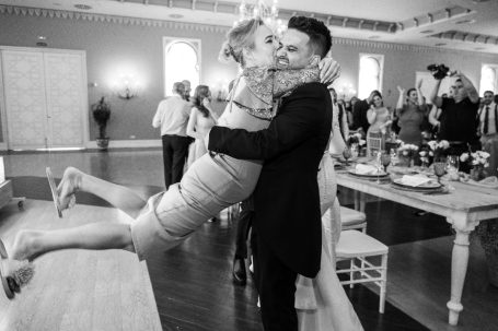 La madrina y el novio se funde en un abrazo, hacienda Albaraka, dos hermanas, Sevilla