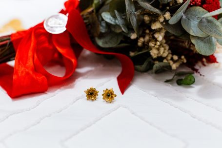 Los pendientes de la novia y el ramo rojo, boda en La algaba, sevilla