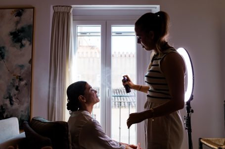 Maquillaje de la novia en su casa en Castilleja de la Cuesta, sevilla