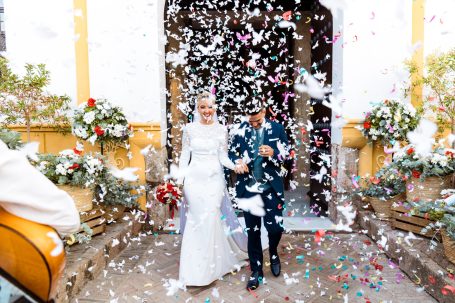 Los novios salen radiantes de la iglesia en la Algaba, sevilla